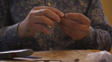Evde kokulu mum yapma süreci. Mum üretimi için bir fabrika. Yanarken çatırdayan bir kiraz fitili. Fitili kesme işlemi