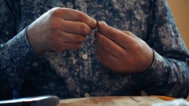 Evde kokulu mum yapma süreci. Mum üretimi için bir fabrika. Yanarken çatırdayan bir kiraz fitili. Fitili kesme işlemi