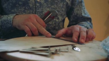 Evde kokulu mum yapma süreci. Mum üretimi için bir fabrika. Yanarken çatırdayan mumlar. Fitili kesme işlemi