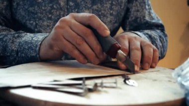 Evde kokulu mum yapma süreci. Mum üretimi için bir fabrika. Yanarken çatırdayan mumlar. Fitili kesme işlemi