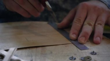 Evde kokulu mum yapma süreci. Mum üretimi için bir fabrika. Yanarken çatırdayan bir kiraz fitili. Fitili kesme işlemi