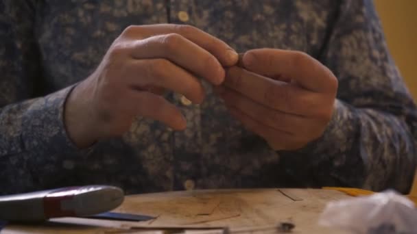 家庭で香りのろうそくを作るプロセス キャンドルの生産のための工場 燃える時に割れる桜の芯 芯を切る工程 — ストック動画