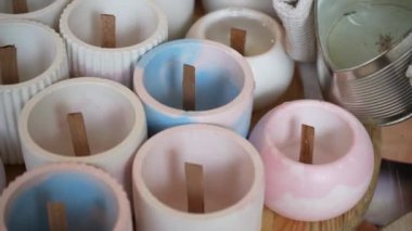 Evde kokulu mum yapma süreci. Mum üretimi için bir fabrika. Yanarken çatırdayan bir mum. Küflere balmumu dökme süreci