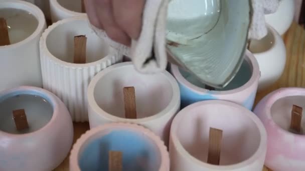 Illatos Gyertyák Készítésének Folyamata Otthon Gyertyagyártó Üzem Egy Gyertya Ami — Stock videók