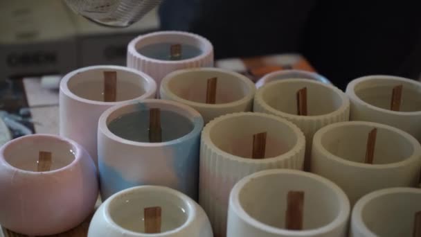 在家里做香味蜡烛的过程 生产蜡烛的工厂 蜡烛在燃烧时发出嘎吱声 将蜡倒入模子的过程 — 图库视频影像