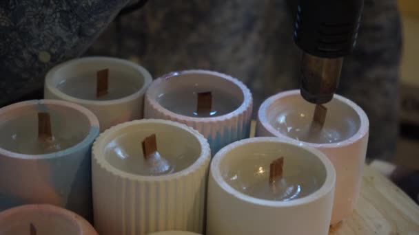 用吹风机加工完成的蜡烛以平整表面的过程 生产蜡烛的工厂 手工制作 — 图库视频影像
