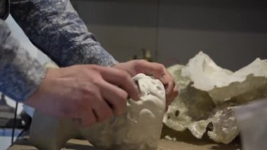 Alçı figürleri işleme ve cilalama süreci. Ev dekorasyonu için bir fabrika.