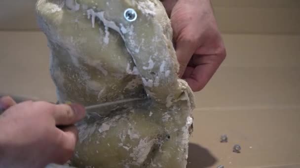 シリコーン型から石膏像を取得するプロセス 家の装飾の生産のための工場 — ストック動画