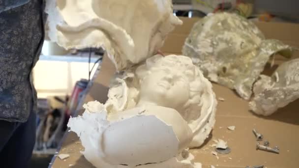シリコーン型から石膏像を取得するプロセス 家の装飾の生産のための工場 — ストック動画