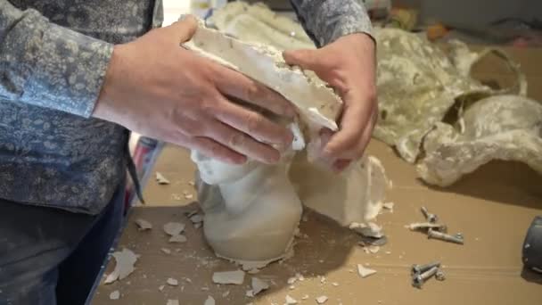 从硅胶模子中获得石膏图形的过程 一个生产家居装饰的工厂 — 图库视频影像