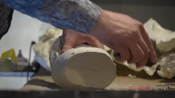 处理和抛光灰泥的过程 一个生产家居装饰的工厂 — 图库视频影像
