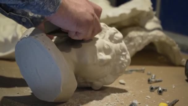 处理和抛光灰泥的过程 一个生产家居装饰的工厂 — 图库视频影像