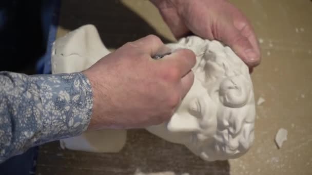 石膏像の処理と研磨のプロセス 家の装飾の生産のための工場 — ストック動画