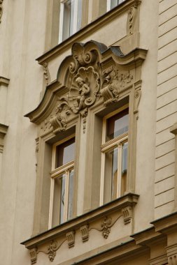 Prag 'da. 05.10.019: The Metropolitan Cathedral of St. Vitus, Wenceslas and Adalbert, Roma Katolik katedrali. Gotik tarzındaki pencerelerin ayrıntıları yakın plan. Nadir mimari