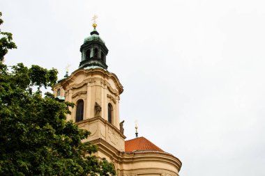 Prag, Çek Cumhuriyeti. 10.05.2019: Prag 'daki eski tarihi binaların pencereleriyle ön cephenin yakın görüntüsü. Şehir merkezindeki terk edilmiş binaların fotoğrafı. Retro, eski moda, eski moda, geçen yüzyıl.