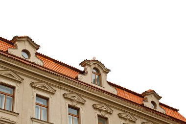 Prag, Çek Cumhuriyeti. 10.05.2019: Prag 'daki eski tarihi binaların pencereleriyle ön cephenin yakın görüntüsü. Şehir merkezindeki terk edilmiş binaların fotoğrafı. Retro, eski moda, eski moda, geçen yüzyıl.