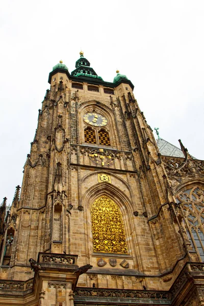 布拉格 2019年10月5日 圣维图斯 文斯劳斯和阿德尔伯特都市大教堂的透视 是哥特式建筑的典范 金门南钟楼 — 图库照片