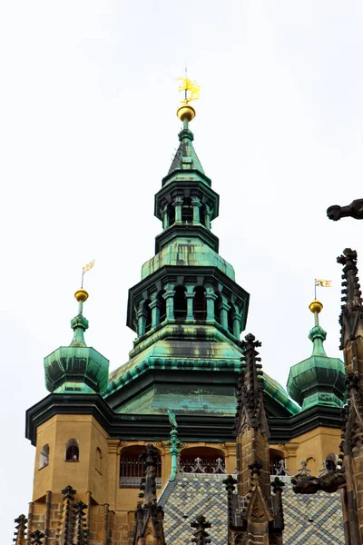 布拉格 2019年5月10日 捷克共和国布拉格 布拉格城堡 圣维他大教堂 通往金库的楼梯 圣维他大教堂屋顶哥特式装饰细节 — 图库照片
