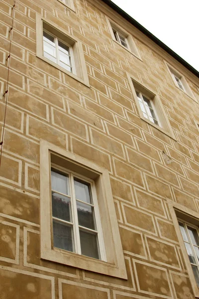 Praga Republika Czeska 2019 Szczegóły Żółtej Fasady Zabytkowego Budynku Starym — Zdjęcie stockowe