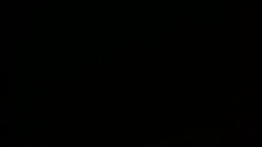 Bulutlarda şimşekler çakan güçlü bir fırtına. Yaz fırtınası sırasında gece gökyüzü. Doğal afetler ve iklim değişikliği. Şiddetli bir fırtına sırasında şehir binaları üzerinde yıldırımın hızlandırılmış döngüsü