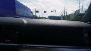 Seyahat konsepti. Hızlı giden bir arabadan manzara. Bir yaz ya da bahar günü araba penceresinden yol kenarına ve tarlalara bakın. Tasarım için arka plan dokusu. Otobandan geçen bir arabanın görüntüsü