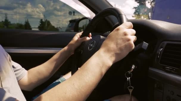 点火的关键 汽车点火时钥匙的特写 司机在开车时握住方向盘 — 图库视频影像