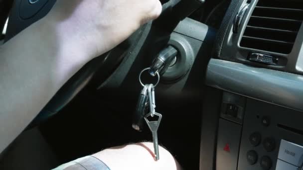 Anahtarlar Kontakta Arabanın Kontağında Bir Anahtarın Yakın Çekimi Erkekler Direksiyonu — Stok video