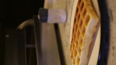Tatlı yaparken çikolata soslu yumuşak Belçika waffle 'ları. Yumuşak waffle ve tatlı dondurmadan tatlı yapmak