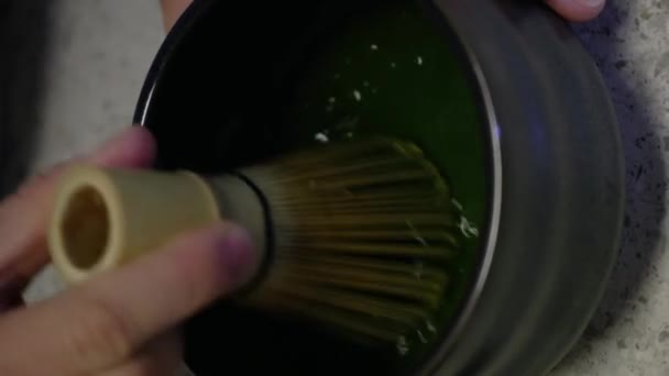 Barista Vierte Verde Matcha Orgánico Polvo Tazón Con Una Cuchara — Vídeo de stock