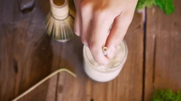 Barista Bir Bardağa Süt Buzlu Kibrit Yeşil Çay Dolduruyor Kafe — Stok video