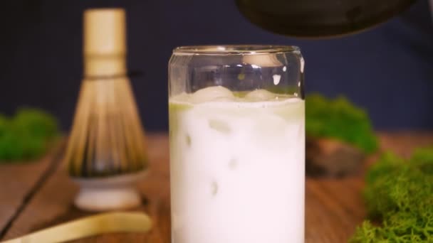 Бариста Наливає Склянку Зелений Чай Молоком Льодом Кафе Офіціантка Пропонує — стокове відео
