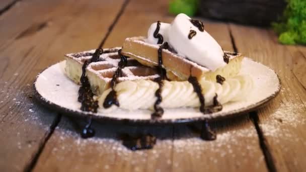 デザートを作っている間チョコレートトッピングとドリズル柔らかいベルギーワッフル ソフトワッフルと甘いアイスクリームからお菓子を作る — ストック動画