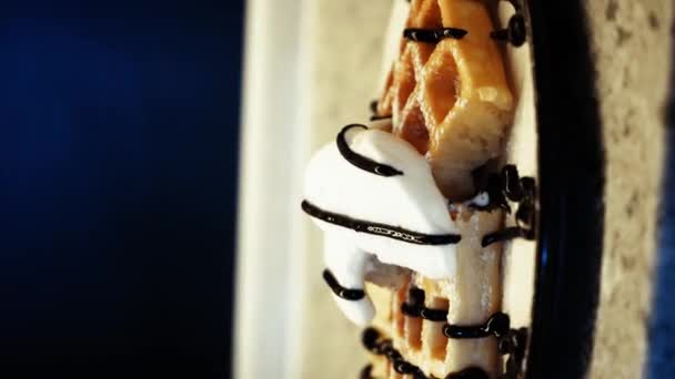Duggregla Mjuka Belgiska Våfflor Med Chokladtopping Medan Gör Dessert Göra — Stockvideo