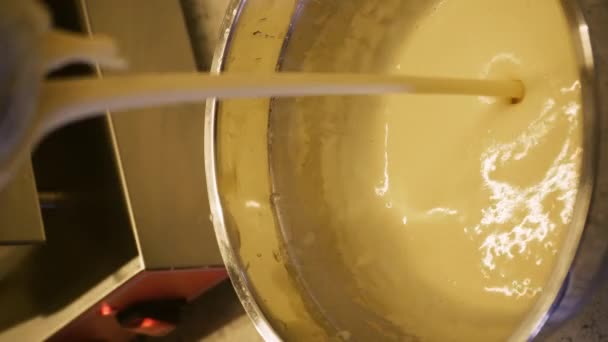 Готовить Бельгийские Вафли Вафельнице Кафе Крупный План Повара Наливающего Вафельное — стоковое видео