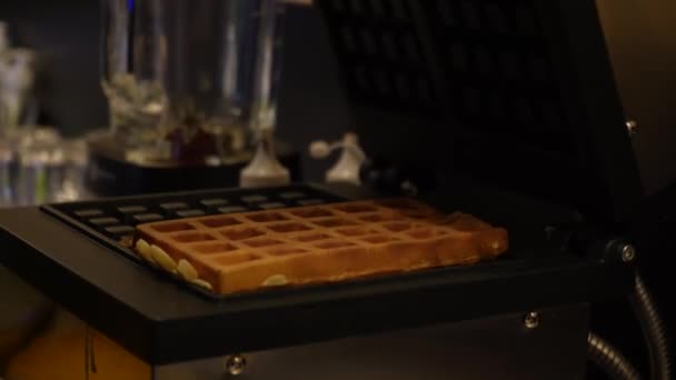 Gotowanie Belgijskich Gofrów Automacie Gofrów Kawiarni Zbliżenie Kucharza Wylewającego Ciasto — Wideo stockowe