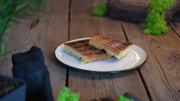 Mżawka Miękkie Belgijskie Gofry Polewą Czekoladową Podczas Przygotowywania Deseru Produkcja — Wideo stockowe