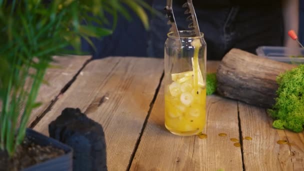 Zomer Koude Cocktail Close Cocktail Met Passievrucht Mango Ijsblokjes Een — Stockvideo
