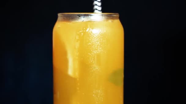 Yaz Soğuk Kokteylinin Yakın Çekimi Tutku Meyveli Kokteyl Mango Buzlu — Stok video