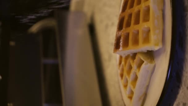 Tatlı Yaparken Çikolata Soslu Yumuşak Belçika Waffle Ları Yumuşak Waffle — Stok video