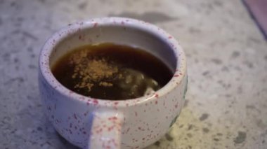 Video kahve makineden fincana akar. Ev yapımı sıcak espresso. Taze öğütülmüş kahve akar. Bir barista kafede kahve hazırlar.