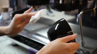 Kahve makinesinin buhar borusunu üflüyorum. Kahve makinesinden çıkan buharlı bulaşıkların dezenfekte edilmesi. Barda temizlik ve hijyen bakımı. Kahveci işyerini temizliyorum.