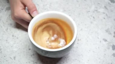 Kahveci sütü buharda pişirir. Süt köpüğü üretme süreci. Latte işlem yapıyor. Kahve makinesinden çıkan sıcak buharla süte çırpılmış kahve içen barista.