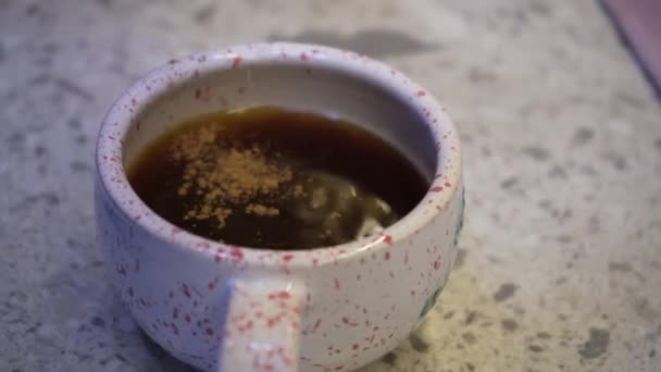 Βίντεο Καφές Ρέει Από Μηχάνημα Στο Κύπελλο Σπιτικό Ζεστό Εσπρέσο — Αρχείο Βίντεο