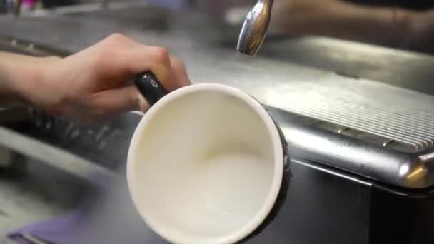 Kahve Makinesinin Buhar Borusunu Üflüyorum Kahve Makinesinden Çıkan Buharlı Bulaşıkların — Stok video