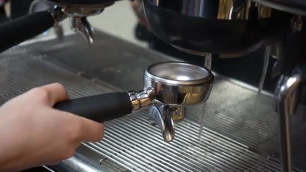 Bereiding Van Gemalen Koffie Met Stampen Van Verse Koffie Verwarren — Stockvideo