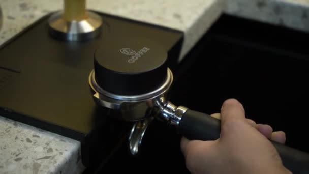 将新鲜咖啡捣碎制成研磨咖啡 新研磨咖啡的干扰 一个贵族的手拿着磨碎的咖啡粉 压在一个滤嘴里 准备煮一杯咖啡 — 图库视频影像