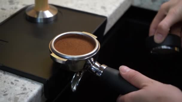 Zubereitung Von Gemahlenem Kaffee Mit Stampfen Von Frischem Kaffee Ein — Stockvideo