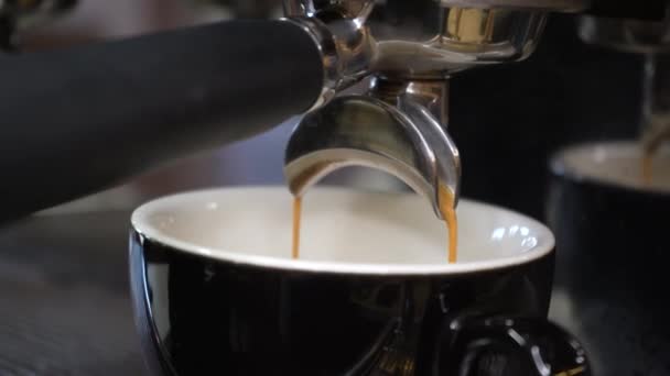 视频咖啡从机器流入杯子 自制热浓咖啡 新研磨的咖啡流 一个咖啡师在咖啡店里煮咖啡 — 图库视频影像