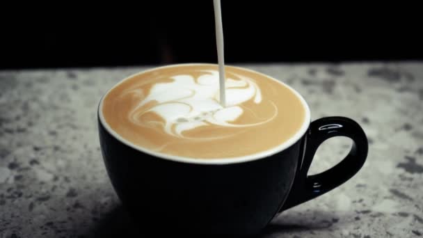 バリスタは牛乳を蒸した ミルクフォームを作成するプロセス ラテを作るプロセス ラテコーヒードリンク コーヒーマシンからの熱い蒸気とピッチャーのクローズアップバリスタウィップミルク — ストック動画