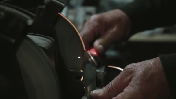 钢铁用平滑设备进行磨削加工 车间内火花的特写 磨床上的加工工具 — 图库视频影像